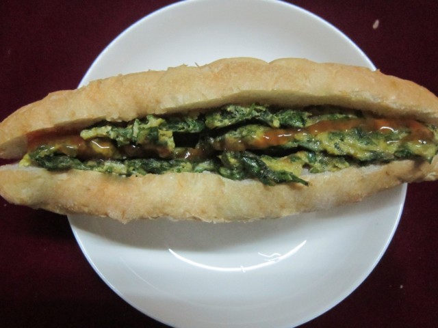 Bánh mì trứng ngải cứu