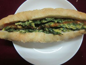 Bánh mì trứng ngải cứu