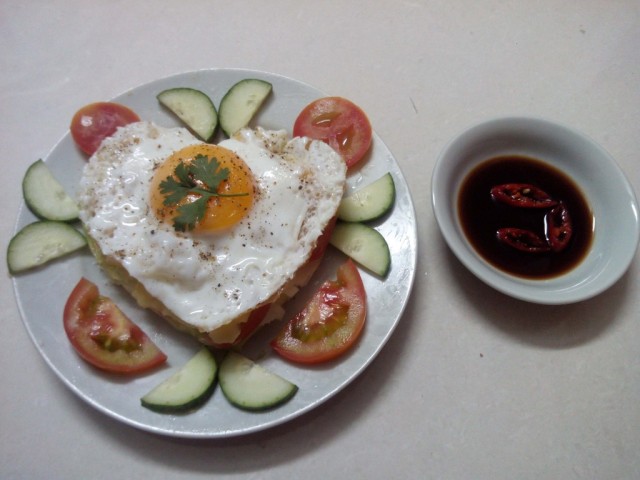 Bánh mì trứng ốp la hình trái tim