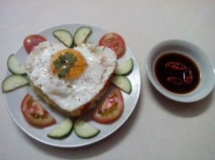 Bánh mì trứng ốp la hình trái tim