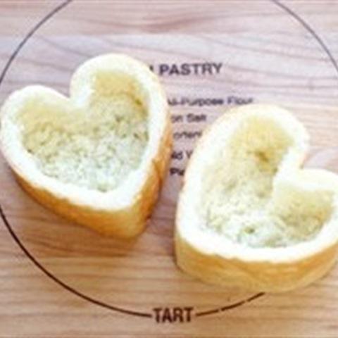 Cách làm bánh mì trứng trái tim