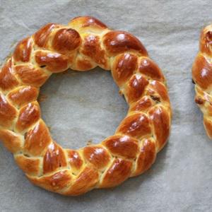 Cách làm bánh mì vòng nguyệt quế