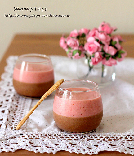 Bánh mousse chocolate và dâu tây