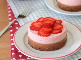 Bánh mousse chocolate và dâu tây