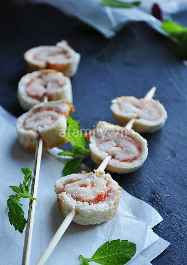 Bánh mỳ cuộn tôm - món ngon cho bé