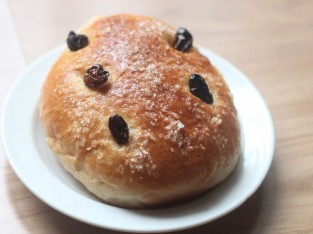 Bánh mỳ ngọt với nho khô