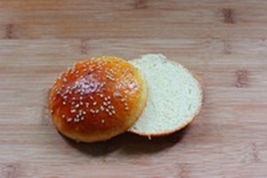 Bánh mỳ xúc xích ăn là thích mê!