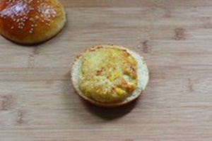 Bánh mỳ xúc xích ăn là thích mê!