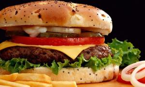 Bánh mỳ xúc xích ăn là thích mê!