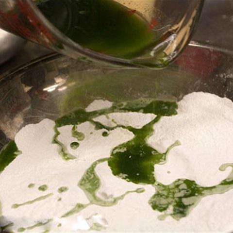 Cách làm bánh nếp lá dứa nhân đường đỏ