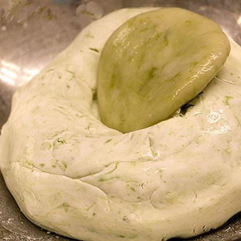 Cách làm bánh nếp lá dứa nhân đường đỏ