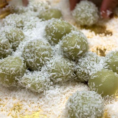 Cách làm bánh nếp lá dứa nhân đường đỏ