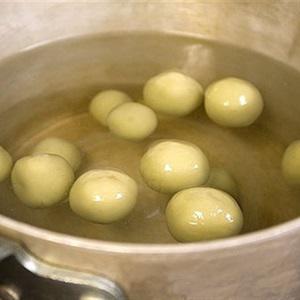 Cách làm bánh nếp lá dứa nhân đường đỏ