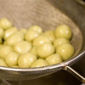 Cách làm bánh nếp lá dứa nhân đường đỏ