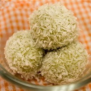 Cách làm bánh nếp lá dứa nhân đường đỏ