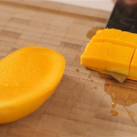 Cách làm bánh nếp nhân xoài chín