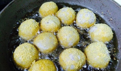 Bánh nếp xiên tẩm đường nhỏ xinh khiến bạn mê tít