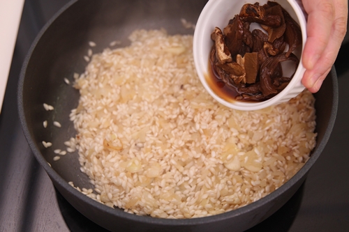 Bánh ngô kẹp kim chi kiểu Hàn cho bữa sáng lạ miệng