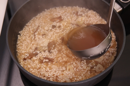 Bánh ngô kẹp kim chi kiểu Hàn cho bữa sáng lạ miệng