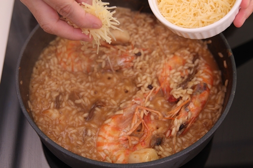 Bánh ngô kẹp kim chi kiểu Hàn cho bữa sáng lạ miệng