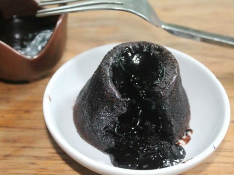 Bánh núi lửa sô-cô-la (chocolate lava cake)