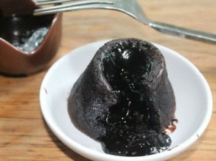 Bánh núi lửa sô-cô-la (chocolate lava cake)