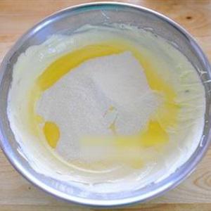 Cách làm bánh phô mai cuộn trái cây