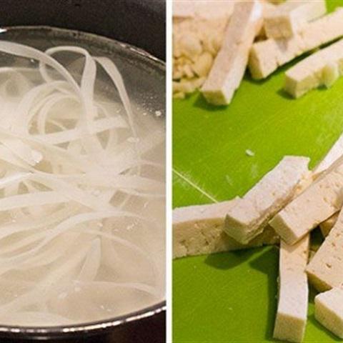 Cách làm bánh phở trộn tôm