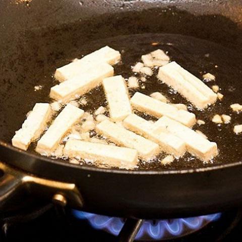 Cách làm bánh phở trộn tôm