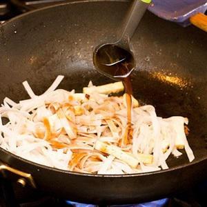 Cách làm bánh phở trộn tôm