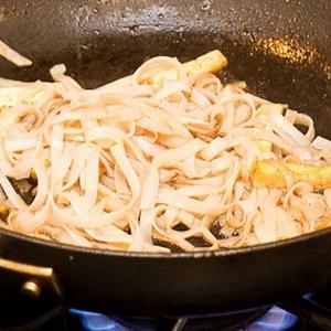 Cách làm bánh phở trộn tôm