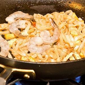 Cách làm bánh phở trộn tôm