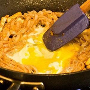 Cách làm bánh phở trộn tôm