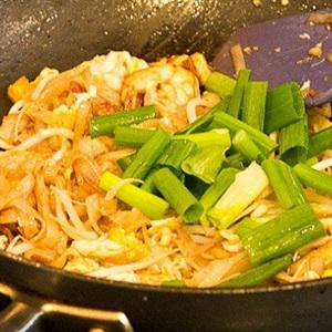 Cách làm bánh phở trộn tôm