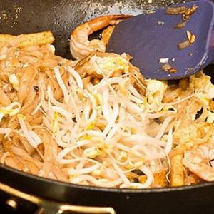 Cách làm bánh phở trộn tôm