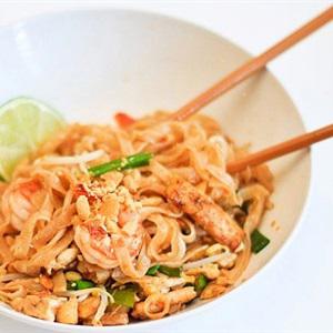 Cách làm bánh phở trộn tôm
