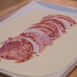 Cách làm bánh pizza cuộn