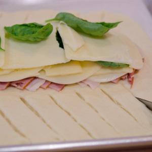 Cách làm bánh pizza cuộn