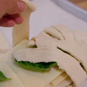 Cách làm bánh pizza cuộn