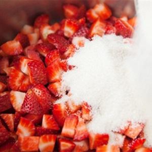 Cách làm bánh quế cuộn mứt dâu