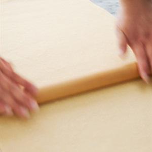 Cách làm bánh quế cuộn mứt dâu