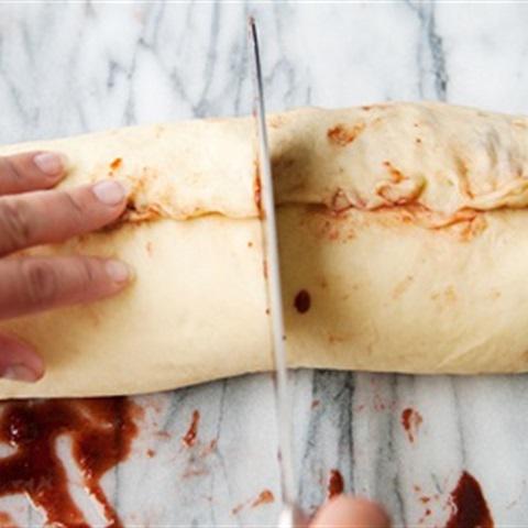 Cách làm bánh quế cuộn mứt dâu