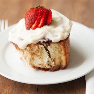 Cách làm bánh quế cuộn mứt dâu