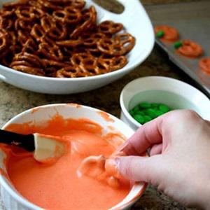 Cách làm bánh quy chocolate hình bí đỏ