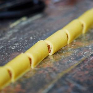 Cách làm bánh quy cuộn mứt thơm