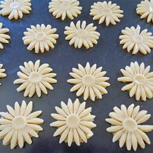 Cách làm bánh quy hình hoa cúc