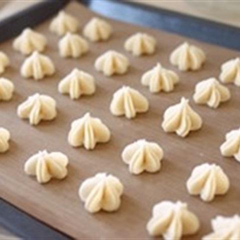 Cách làm bánh quy hình hoa mai