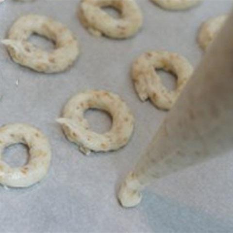 Cách làm bánh quy mè vòng