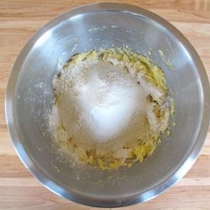 Cách làm bánh quy nhân mứt hình tam giác