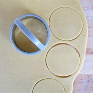 Cách làm bánh quy nhân mứt hình tam giác